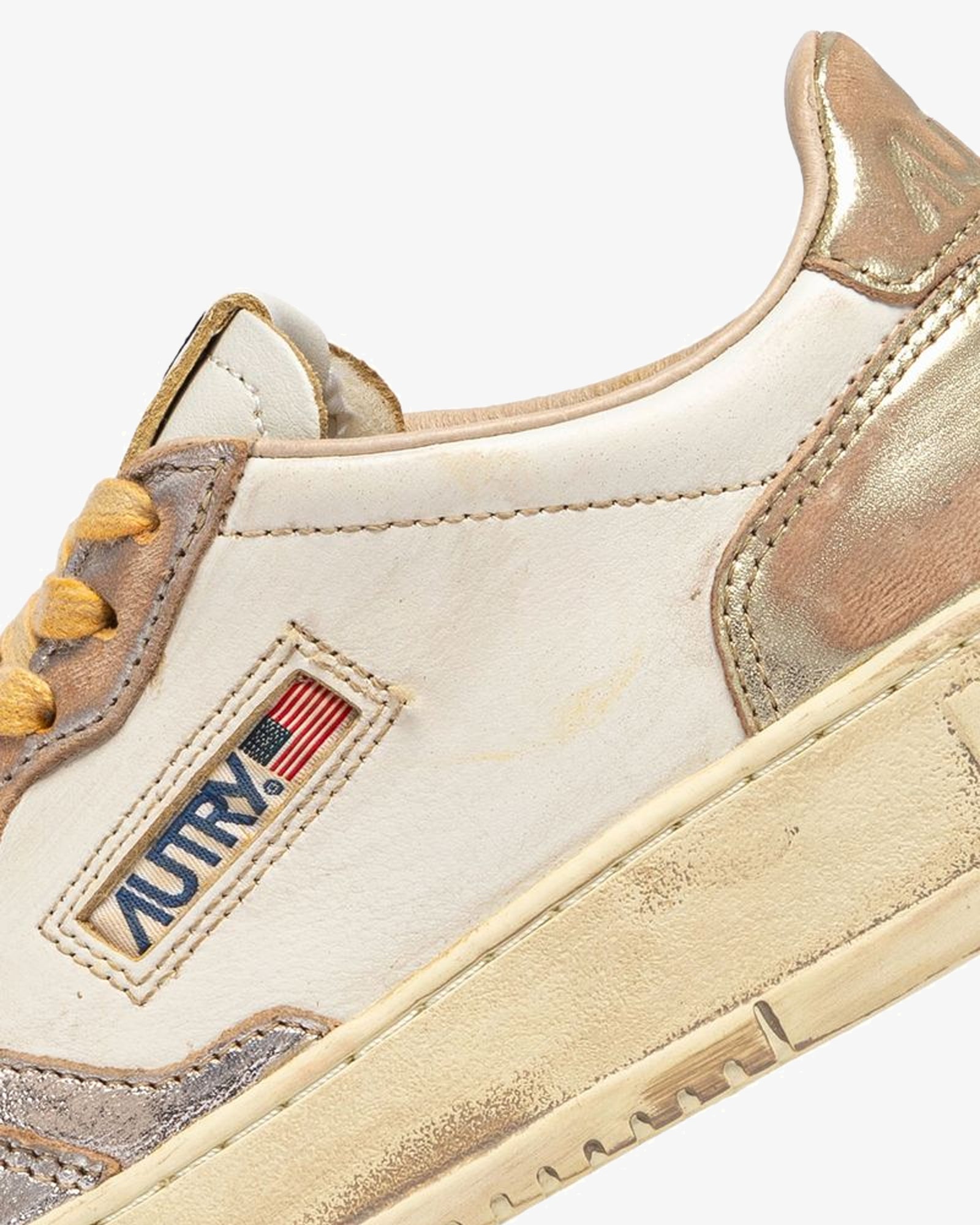 Autry-Sneakers-Medalist-Low-SUPER-VINTAGE-IN-PELLE-PLATINO-e-ARGENTO-AVLW-MT10.6