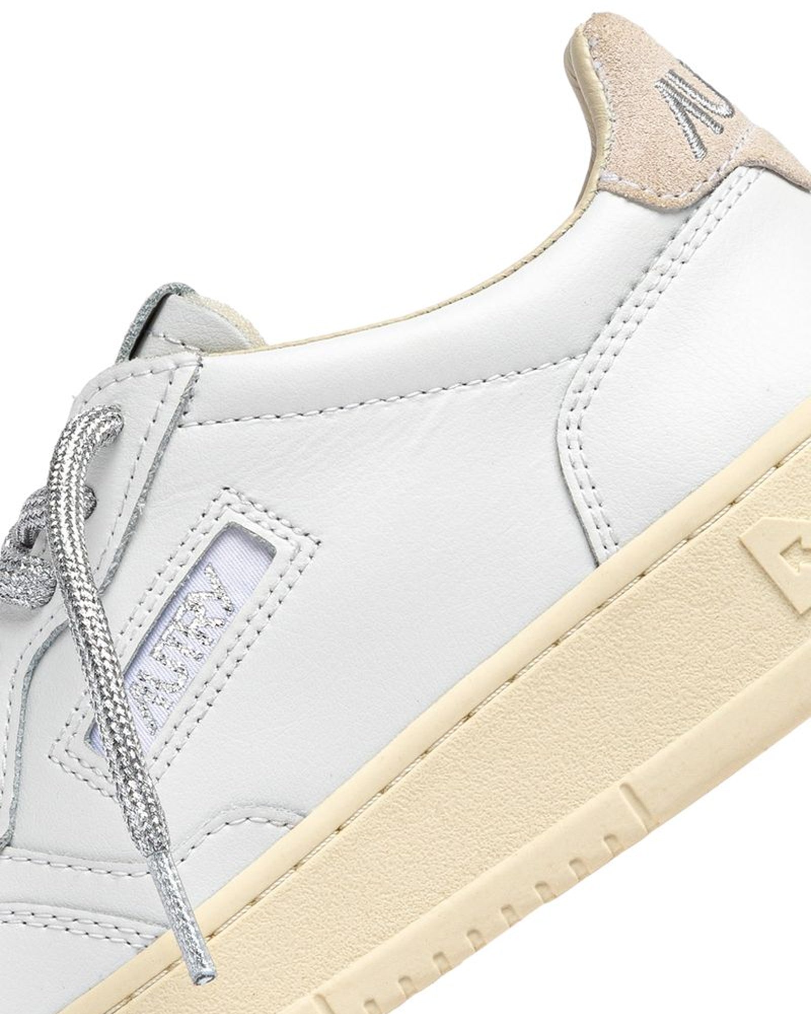 Autry-Sneakers-medalist-low-pelle-bianca-dettagli-lurex-argento-6